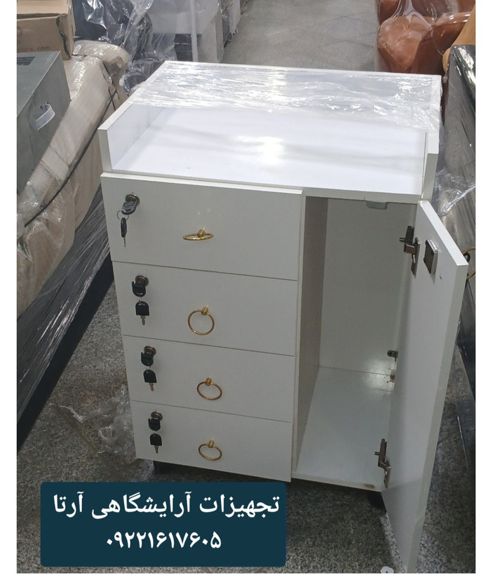 ترولی چوبی قفلدار ۴ کشو یک درب چرخدار