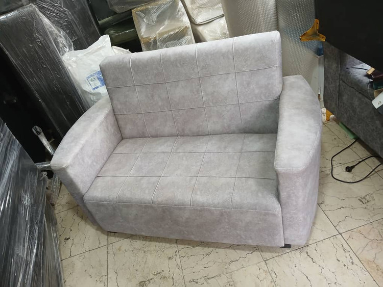 مبل دونفره دسته دار روکش پارچه ای ابعاد نشیمن ۷۰×۱۰۰ کلاف چوب بسیارمستحکم تحمل وزن بالا ابعاد با دسته ۱۳۰
